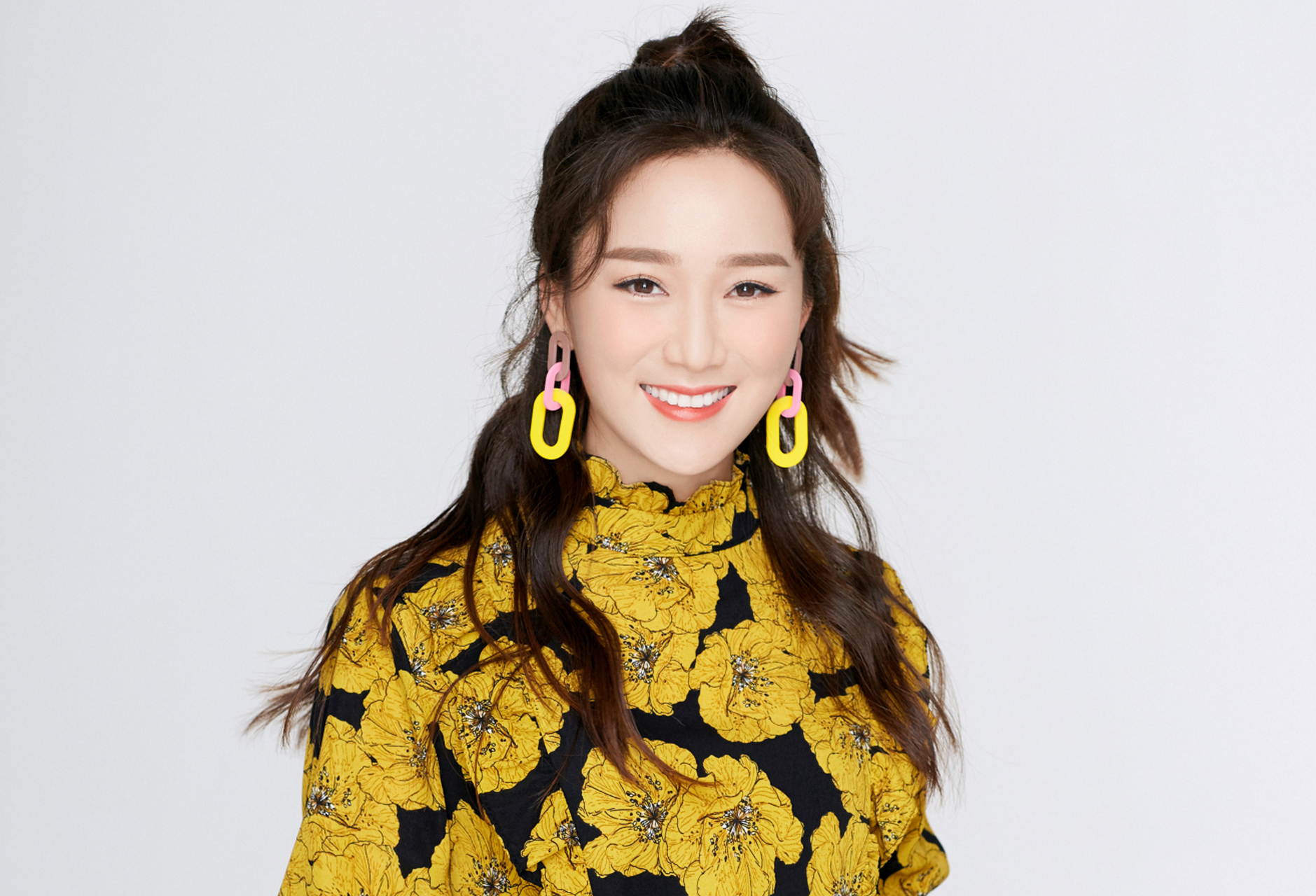 出生于2002年,今年22岁;网传他的妈妈是歌手龙梅子,可龙梅子在网上