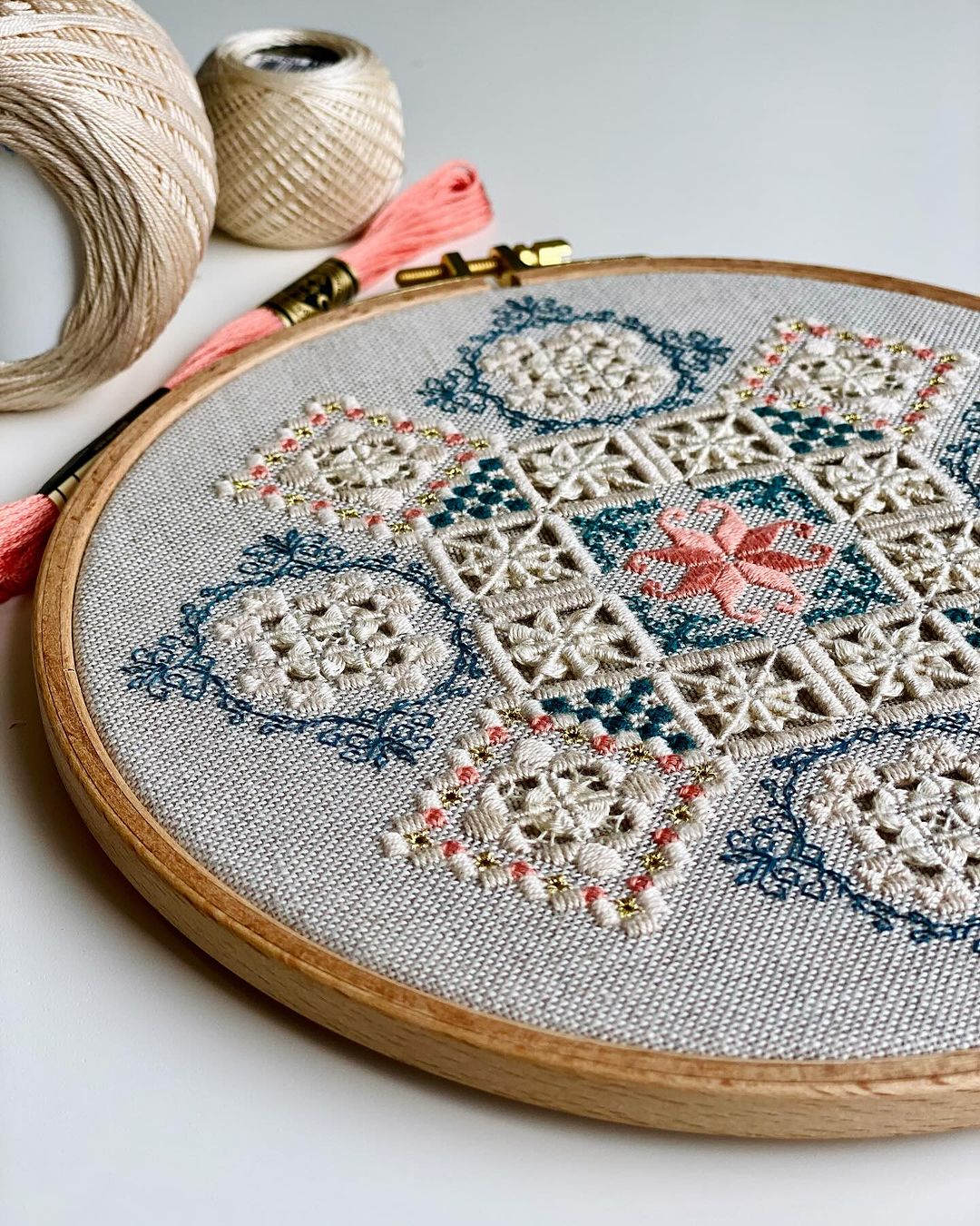 欧式蕾丝风格的抽纱绣,婉约而高雅,做居家装饰应该很美吧#手工刺绣