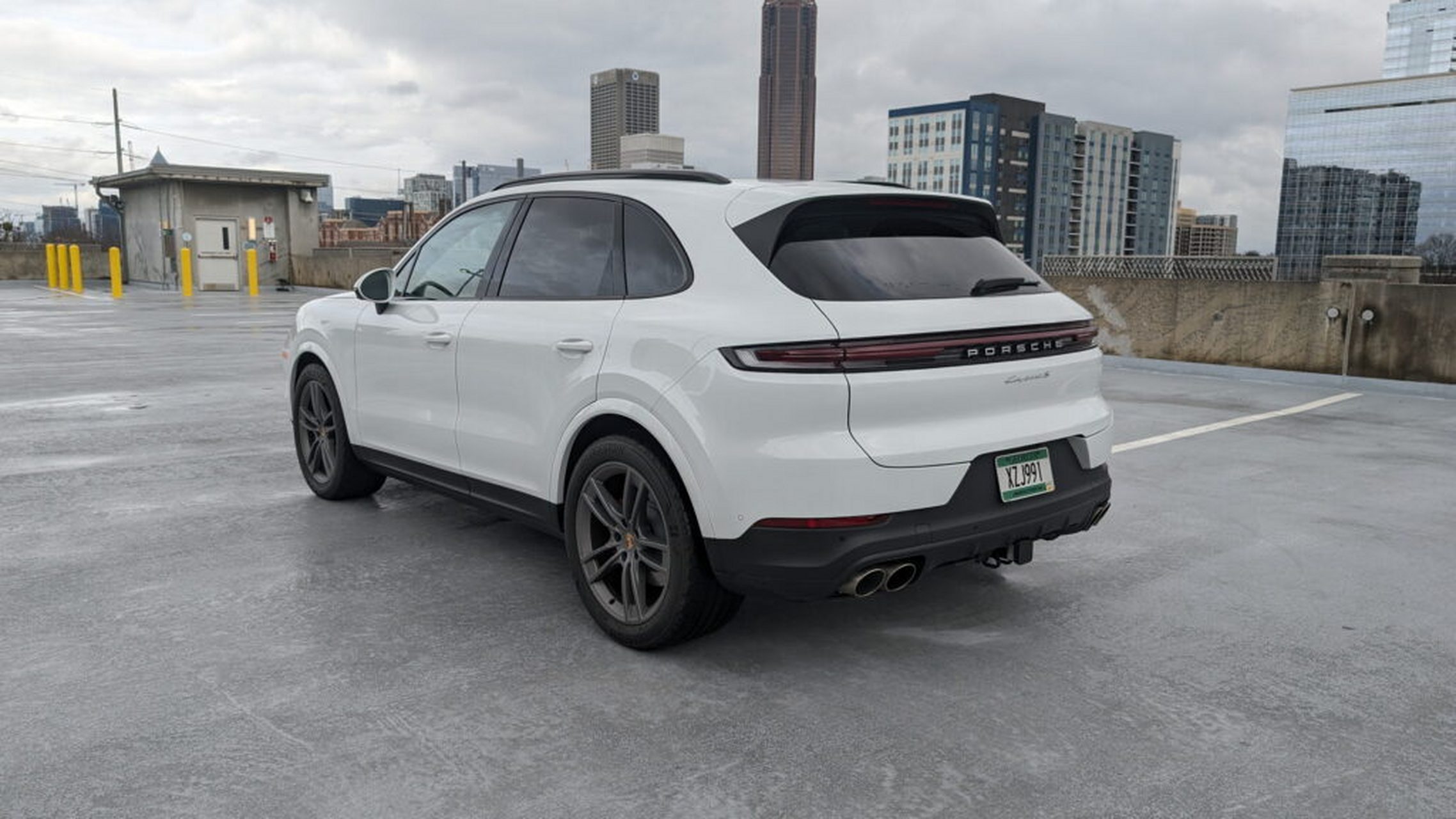 搭载v8动力的2024款保时捷卡宴s是同类车型中最好的!