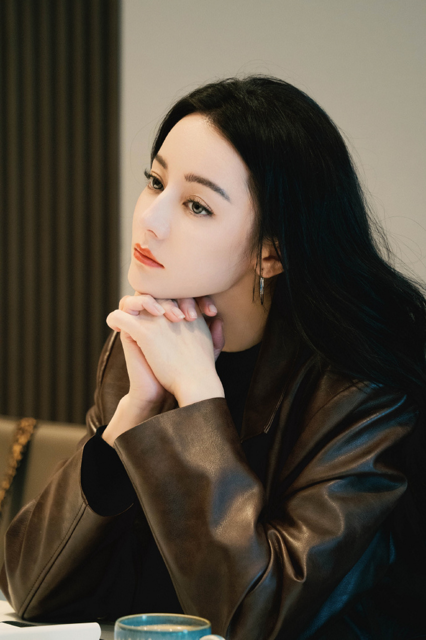 67迪丽热巴混血猫眼妆让人惊艳,感觉这种妆特别适合她,特别的明艳