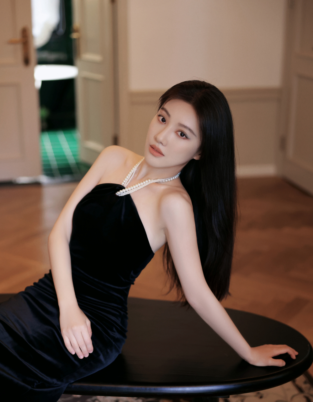 腿精王鹤润分享美图,网友:无敌长腿秒变模特?