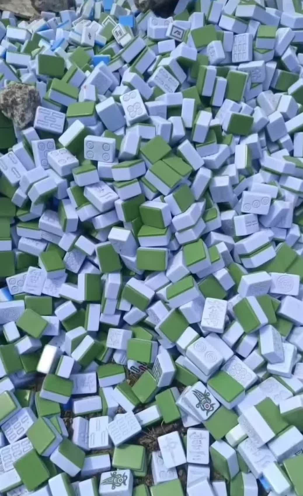 这些路边的麻将堆得比金字塔还高,要是把它们当作宝藏,我敢打赌你绝对