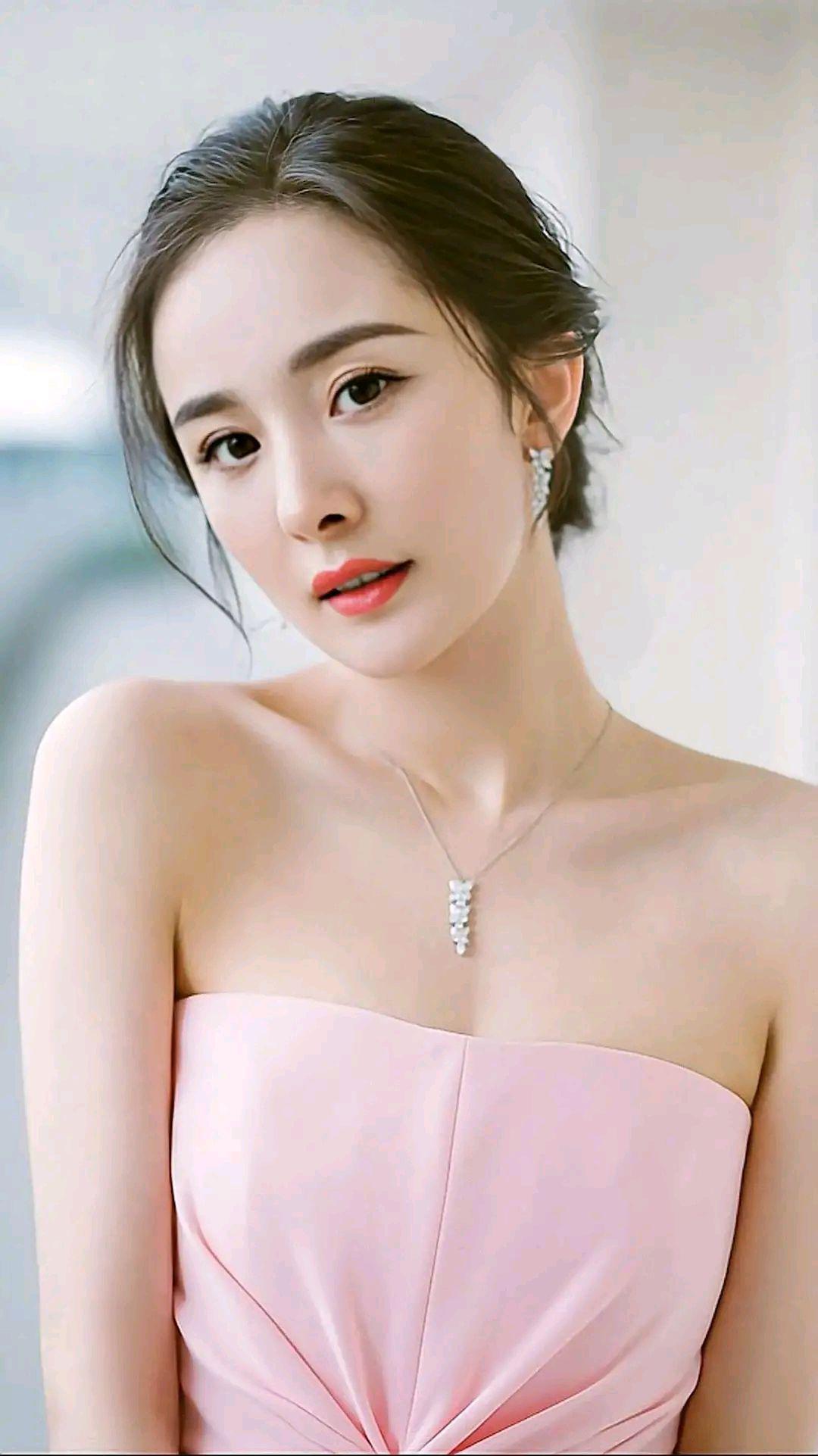 杨幂有一双可媚可厉的桃花眼,一张现代医学成果下的狐狸脸