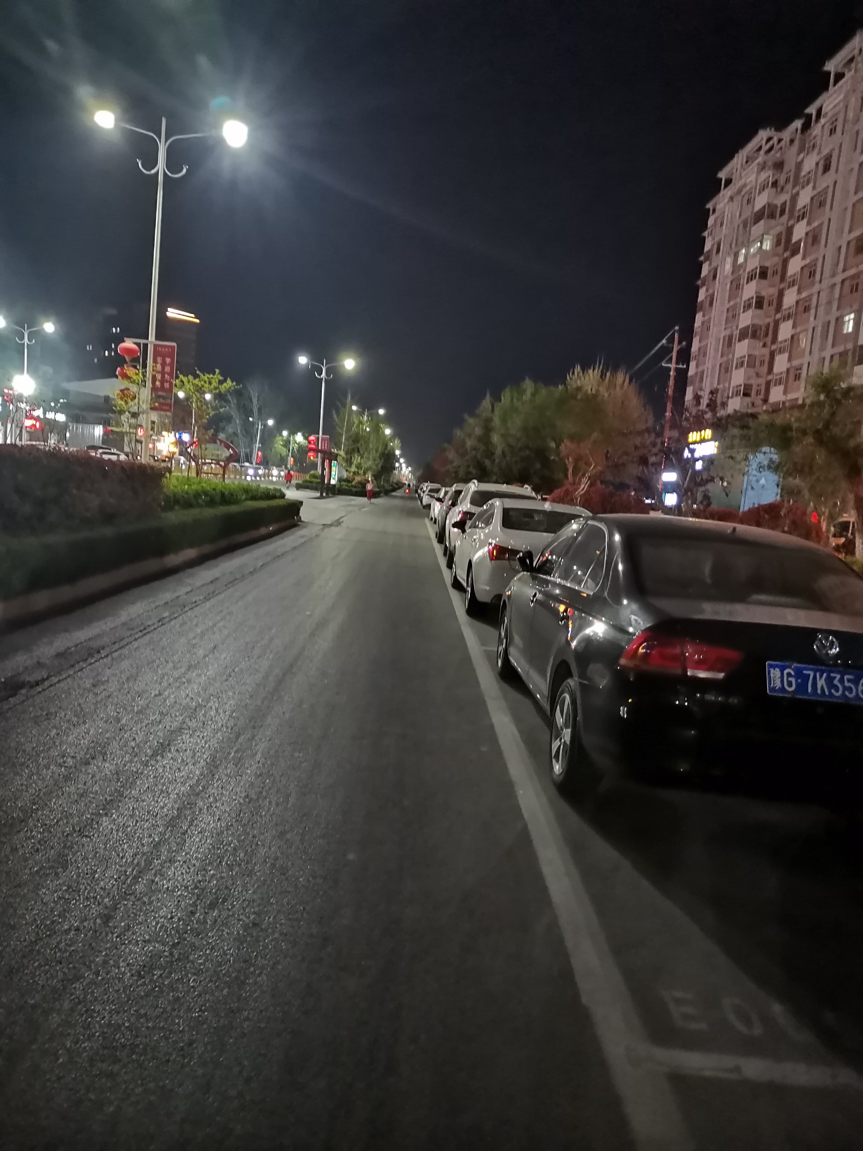 真实照片张家港夏天晚上马路上图片路边有车夜晚的街道图片素材晚上车