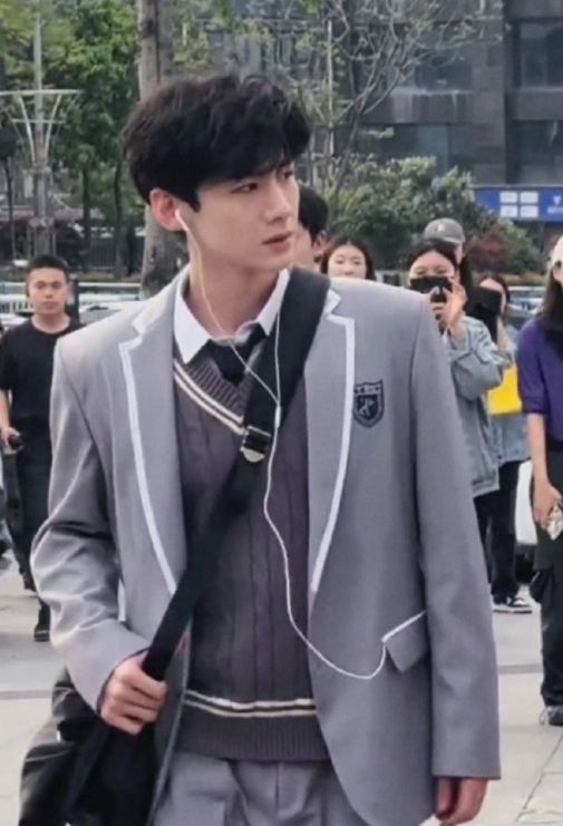 《难哄》白敬亭校服路透曝光,三十岁演学生,网友:梦回陆之昂