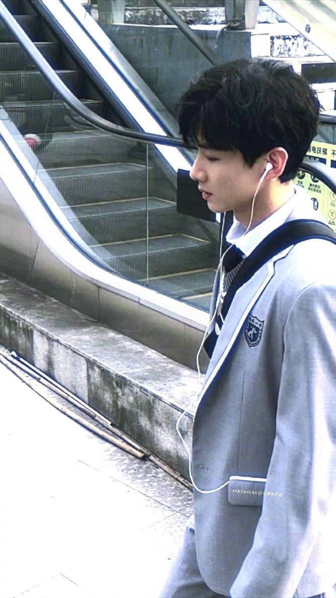 《难哄》白敬亭校服路透曝光,三十岁演学生,网友:梦回陆之昂