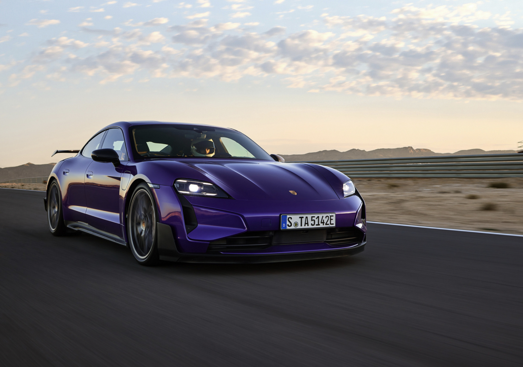 保时捷taycanturbogtweissach是一款拥有1108匹马力的纯电四门轿车