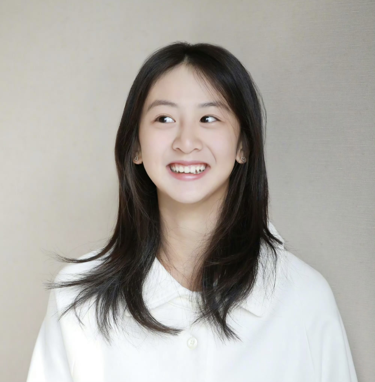 田亮叶一茜为女儿庆生,16岁森碟素颜出镜.