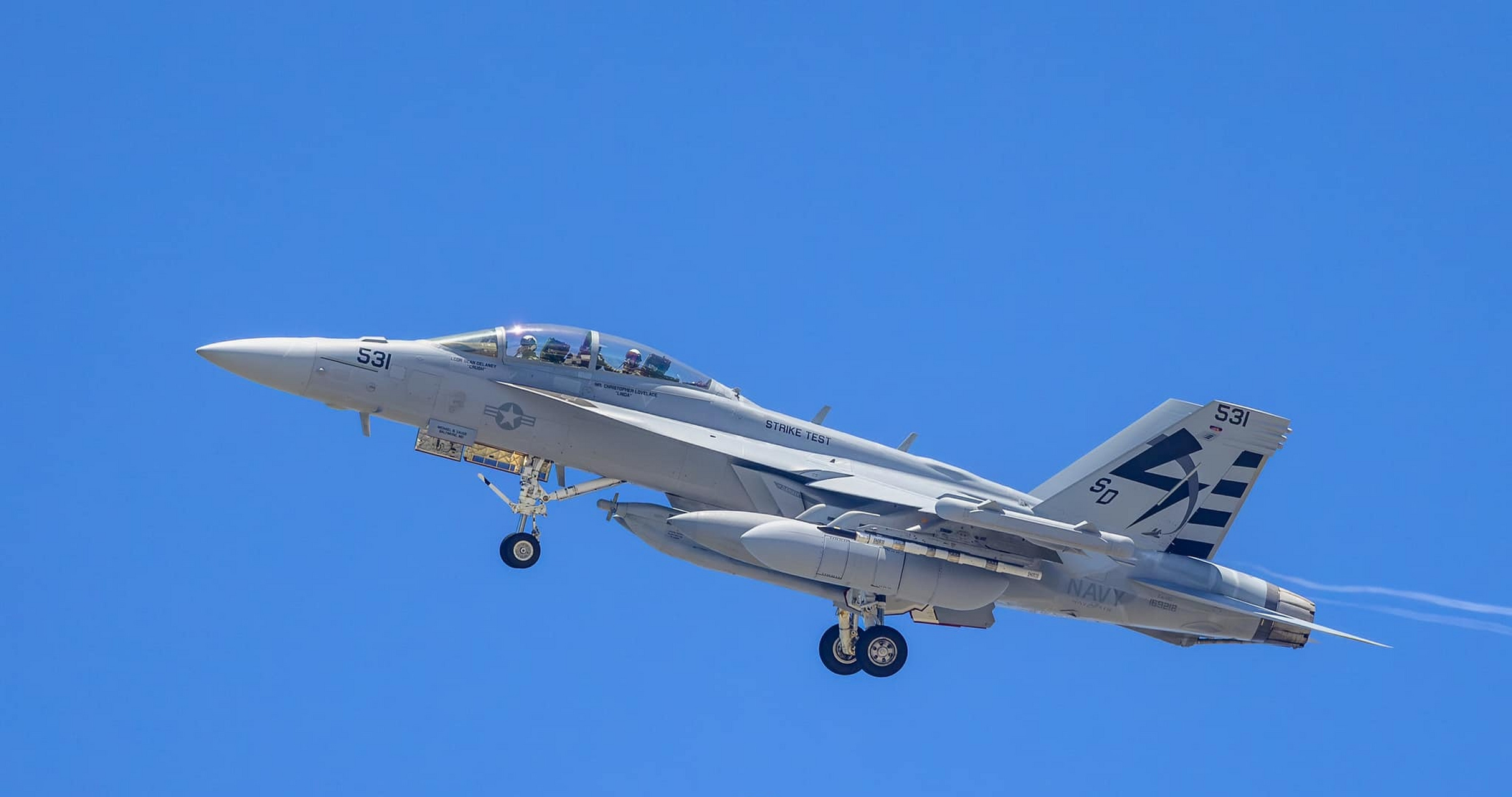 战机欣赏:美国和澳大利亚装备的ea-18g 咆哮者电子战飞机,该机装备有