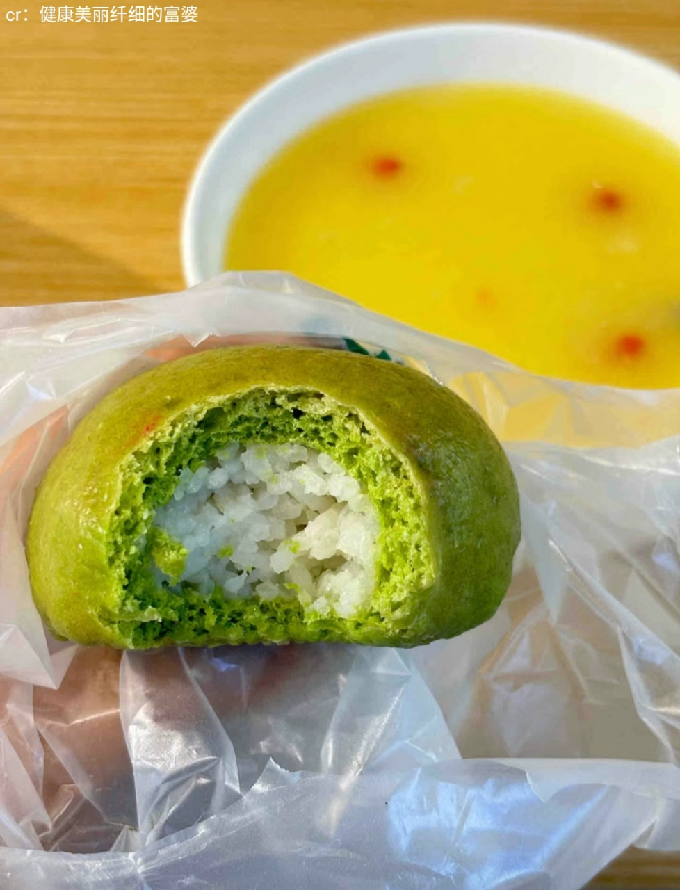 学校食堂买的青菜包,里面包的米饭,网友:厉害了,碳水包碳水,终于知道