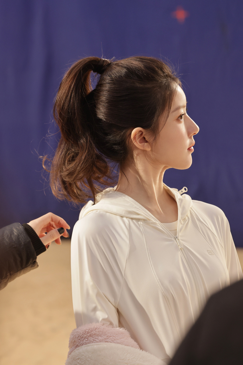 运动版的赵露思,高马尾活力十足.