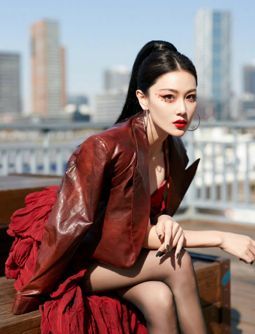 张馨予红色抹胸裙好美呀,青春靓丽优雅迷人,大长腿更是满满的诱惑力!