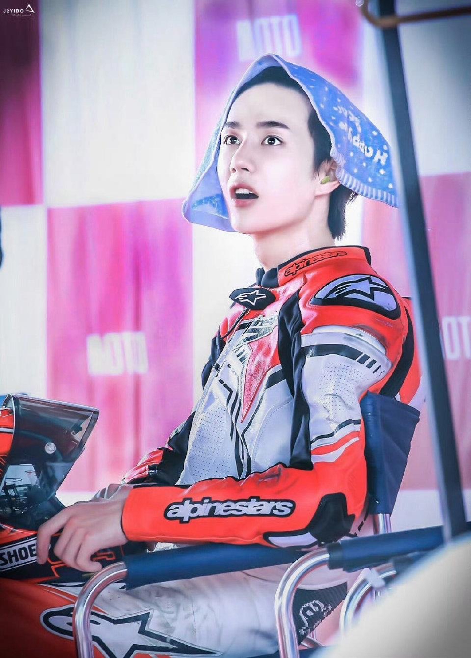 找同款毛巾,王一博头顶小毛巾,太可爱了