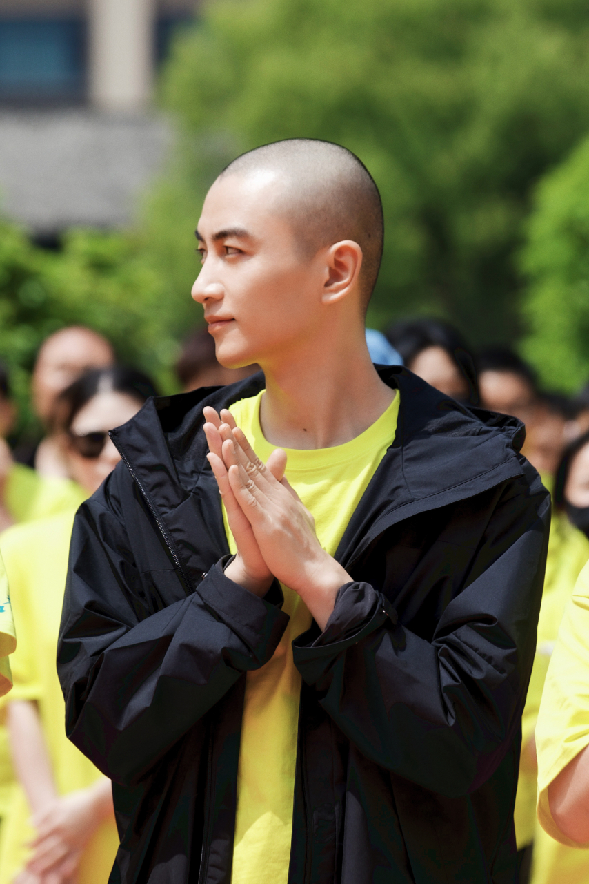 陈晓孙千合作新剧《大生意人》,现场开机照里,陈晓留着光头,不得不说