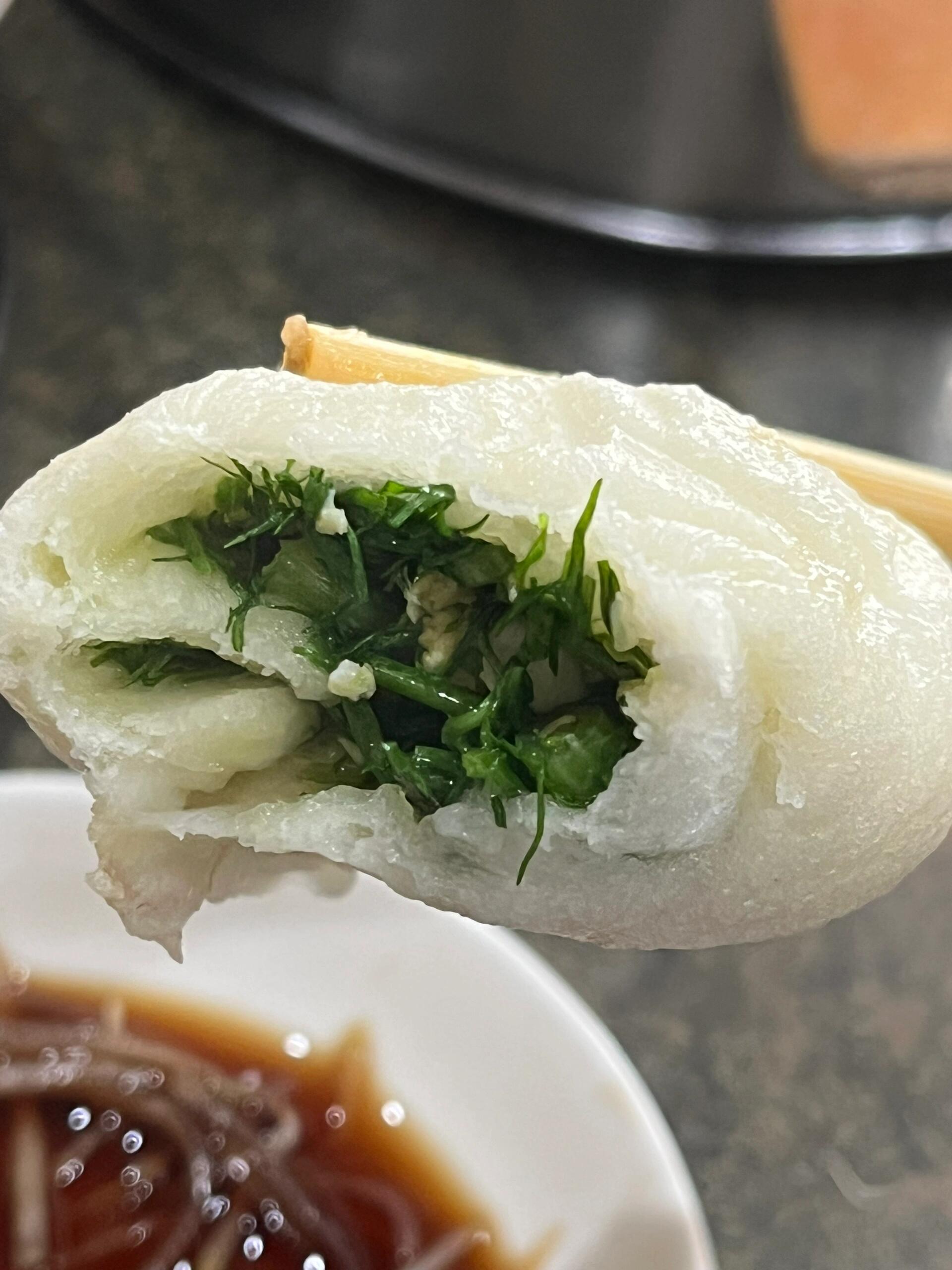 包子种类就只有三种: 牛肉包子 16r  一屉包子有10个,都是新包好蒸好