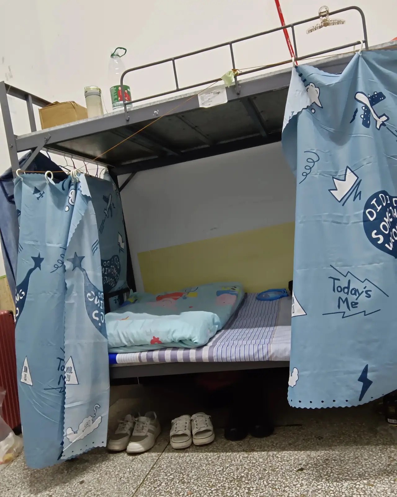 宿舍被窝照片实拍大一学校男生真实寝室睡觉图片