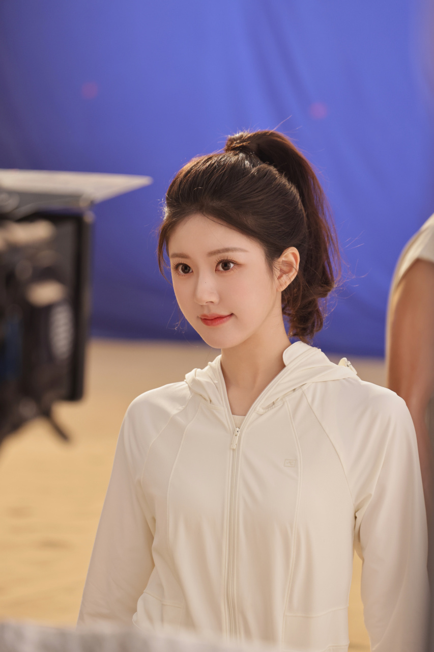 运动版的赵露思,高马尾活力十足.