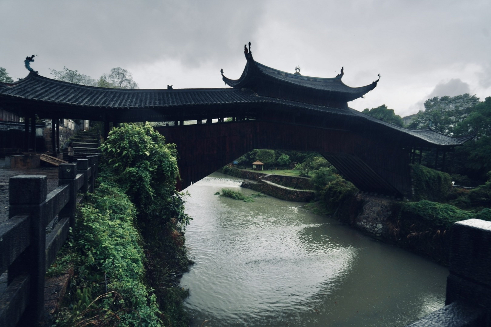 昨天一场滂沱大雨,我们被困在泰顺世界最美廊桥溪东桥,也难得静下心