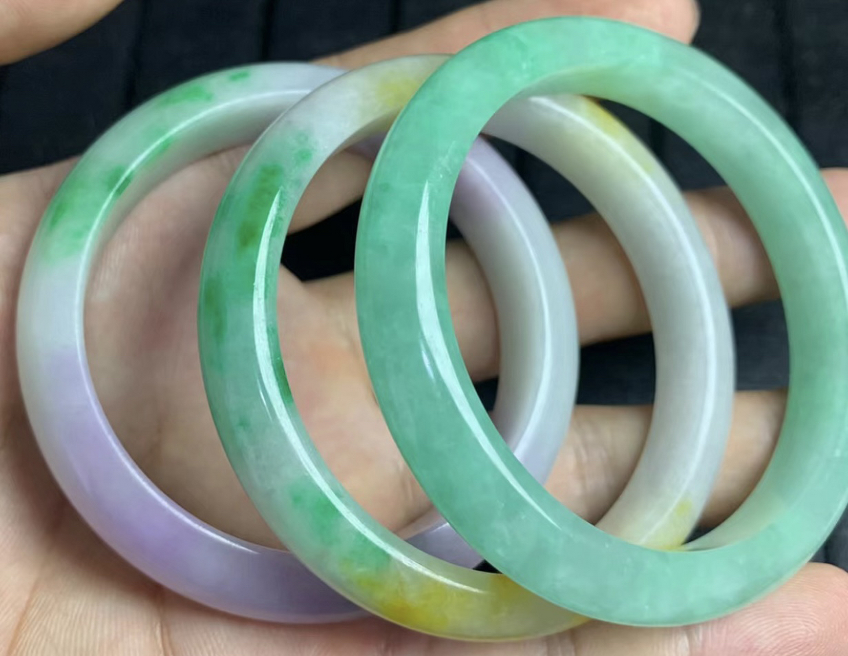 一万多买的三个翡翠手镯复检居然都是注胶染色的,花了一万多买了三个