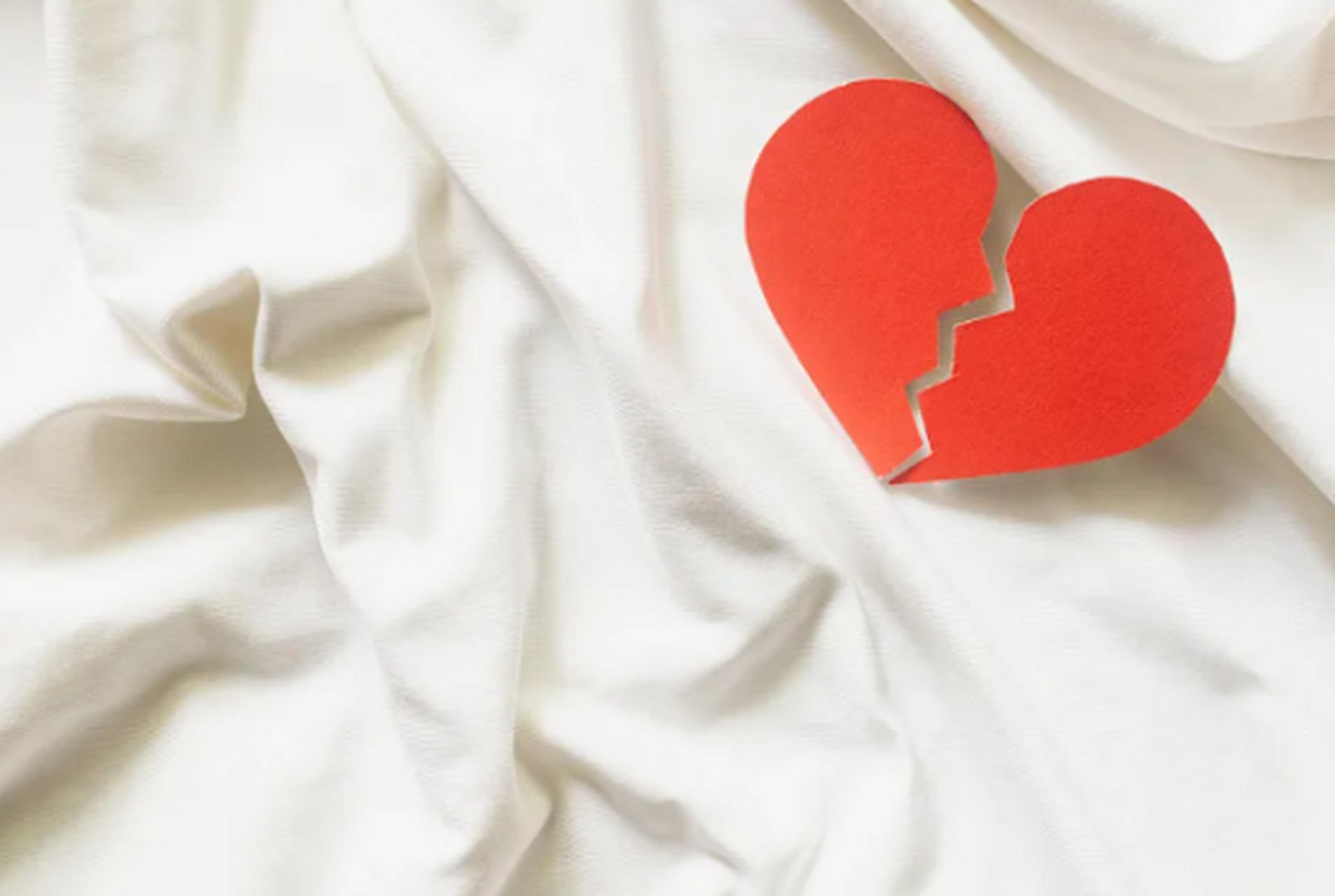 小雯发现丈夫出轨,经历痛苦和挣扎后决定离婚独自抚养孩子.