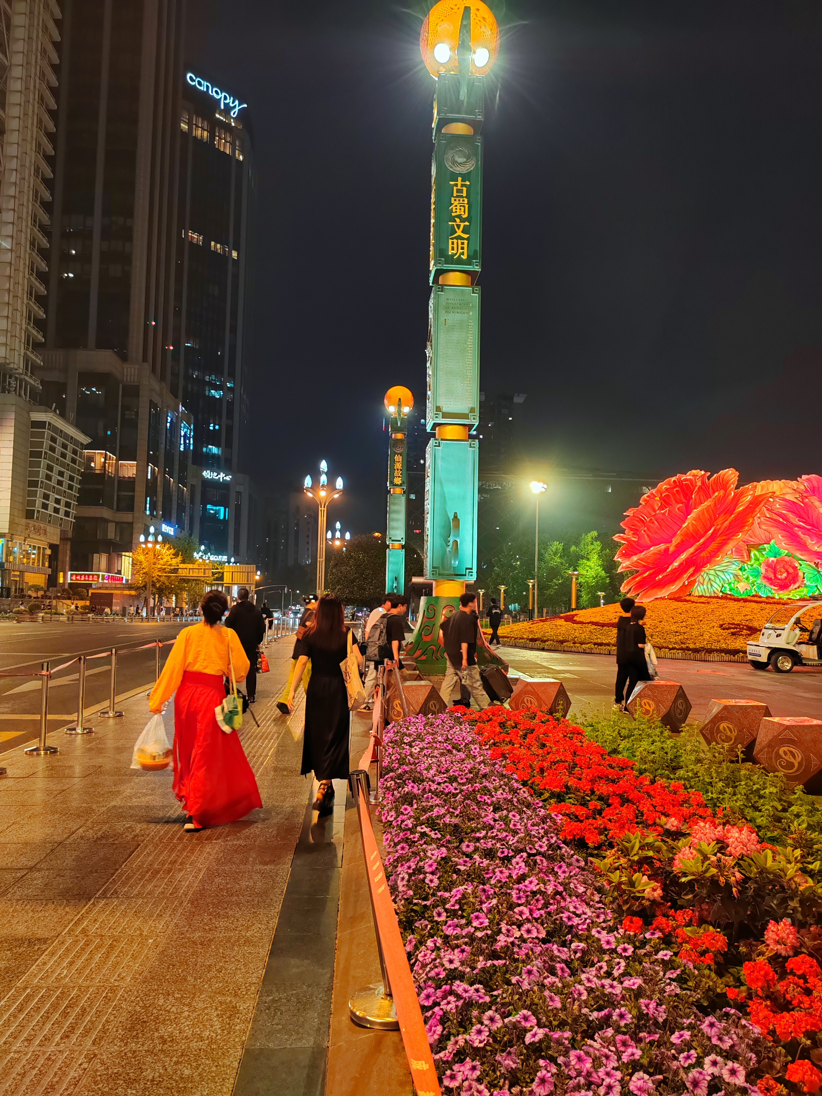 成都的主城区街道傍晚夜景