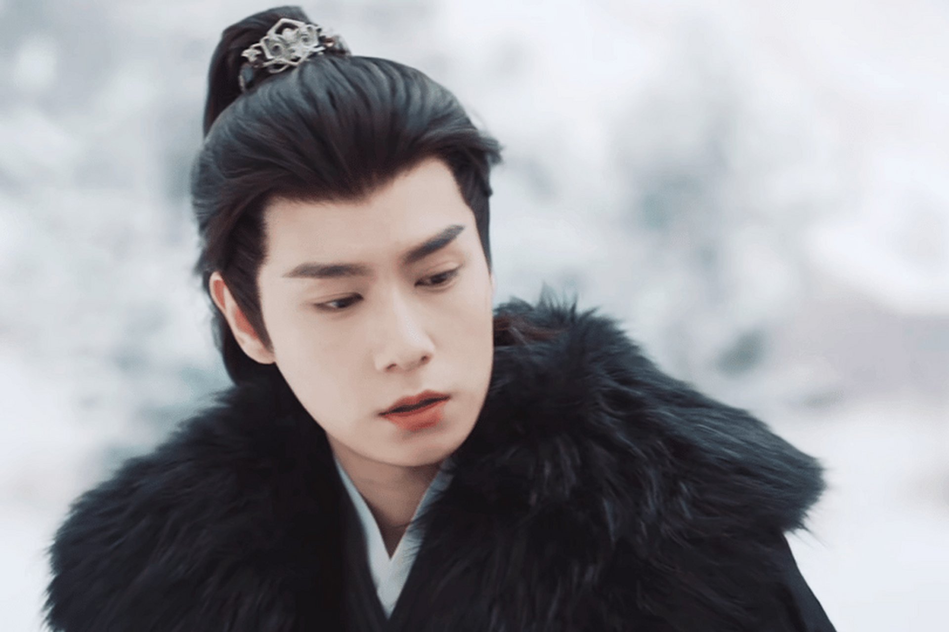 胡一天穿貂骑马太帅了,这面相要是放在古代还真是玉树临风的美男子!