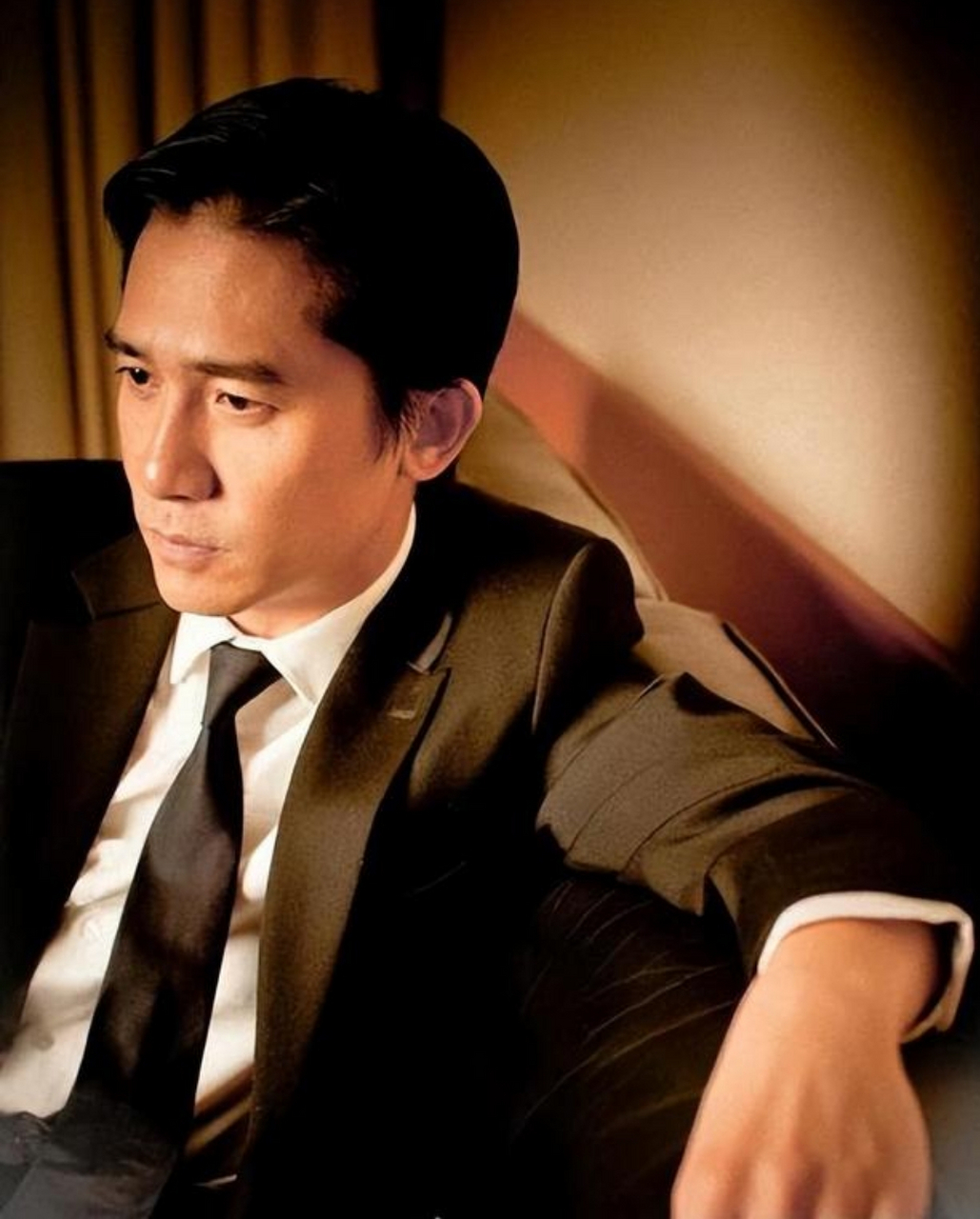 梁朝伟金像奖影帝# 第42届香港电影金像奖上,梁朝伟则凭借《金手指》