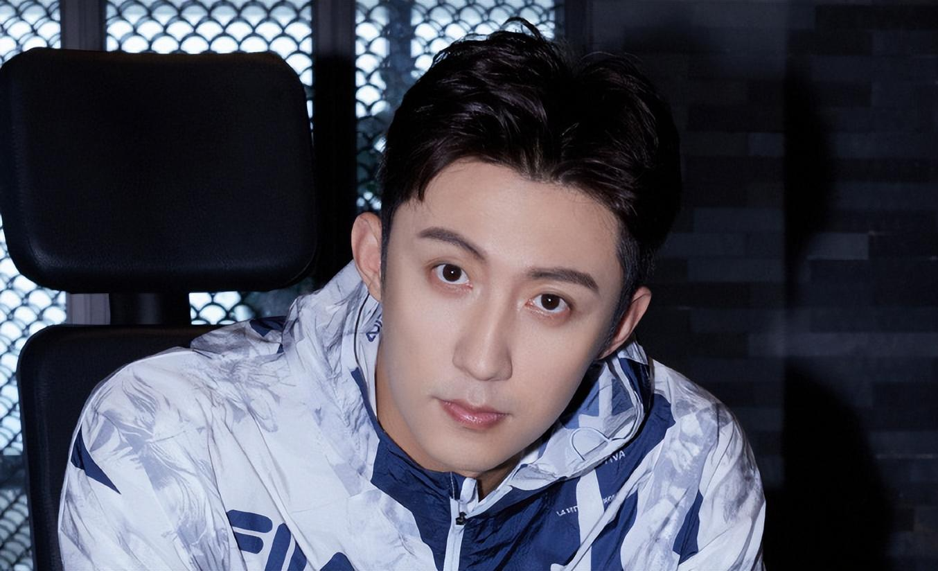 事实证明,半路出道的黄景瑜,已经走上了演员的另一条康庄大道