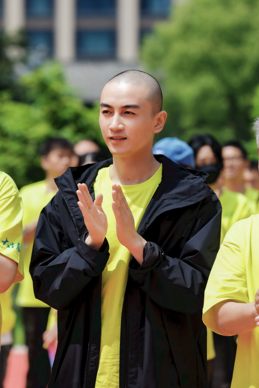 陈晓孙千合作新剧《大生意人》,现场开机照里,陈晓留着光头,不得不说