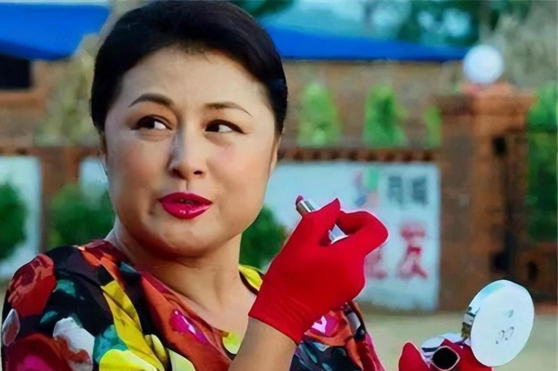 回顾于月仙丈夫清明祭拜亡妻墓前跟亡妻谈心摆满鲜花和照片