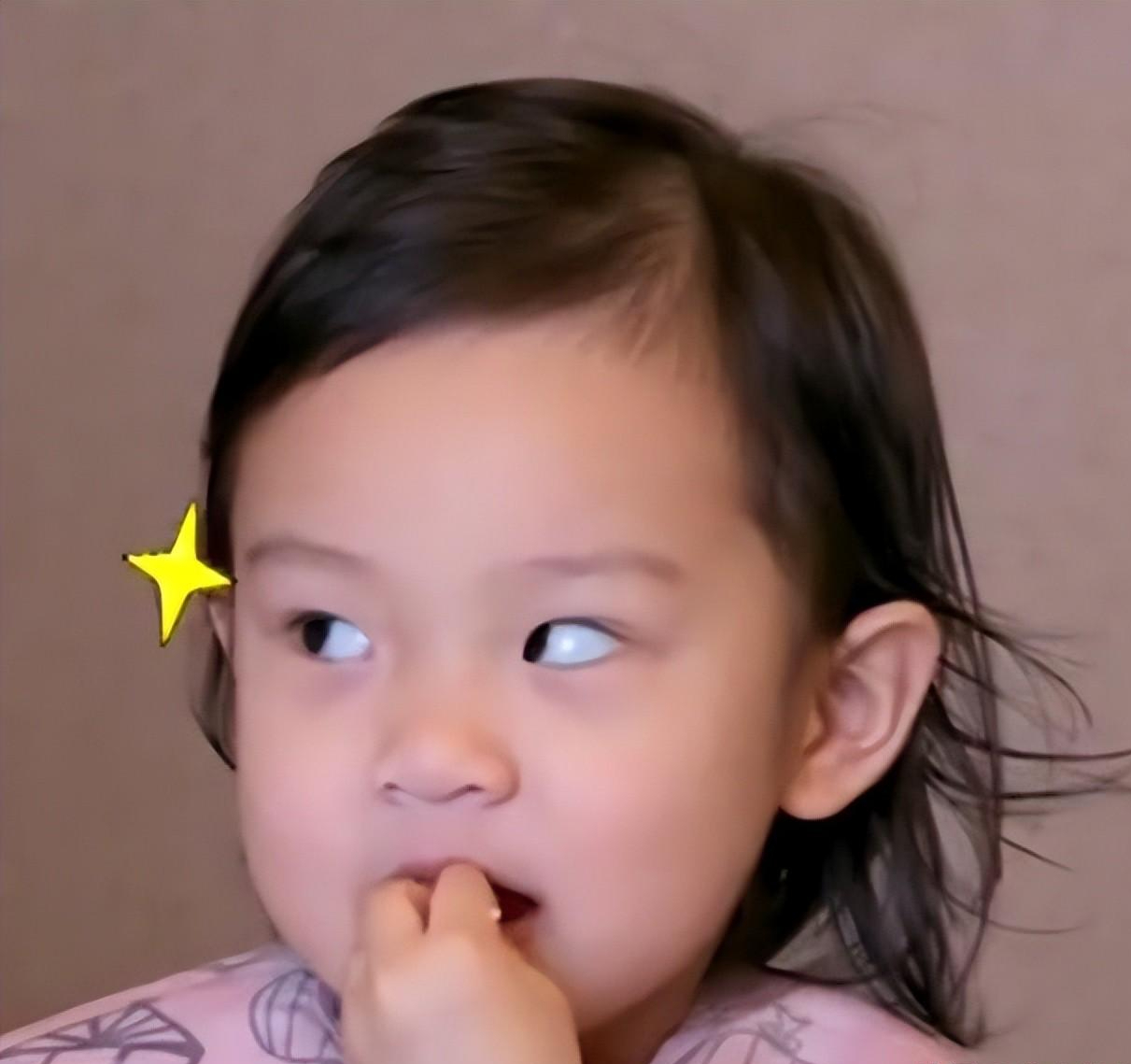 贾乃亮40岁生日晒父女合照甜馨送爸爸特制奖杯世界上好爸爸