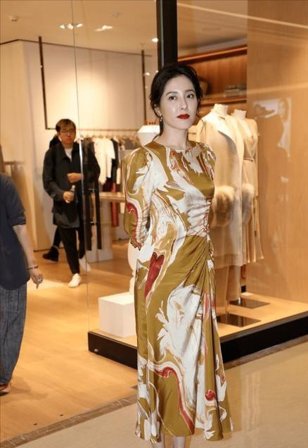 许晴的臀殷桃的腰梅婷的腿这些中年女星性感起来让人心动不已