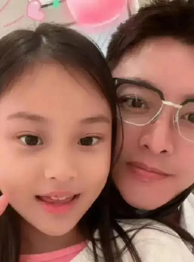 贾乃亮40岁生日晒父女合照甜馨送爸爸特制奖杯世界上好爸爸