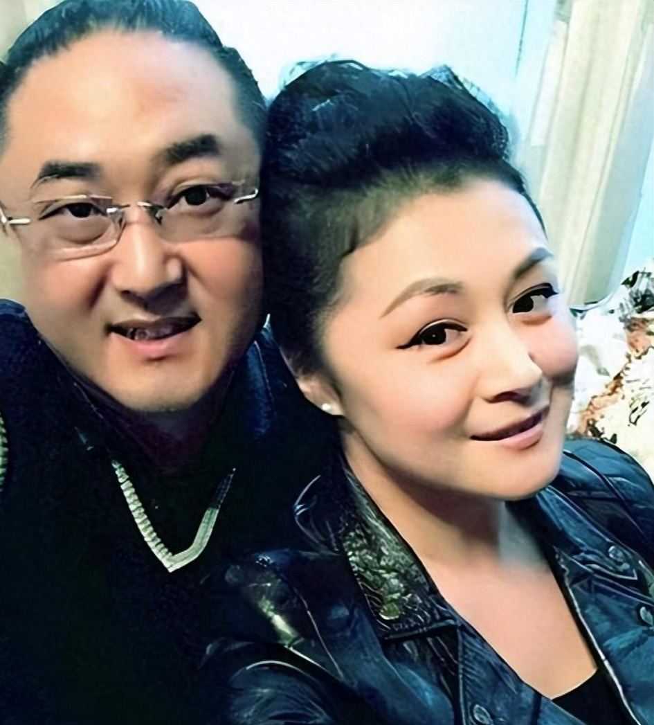 回顾于月仙丈夫清明祭拜亡妻墓前跟亡妻谈心摆满鲜花和照片