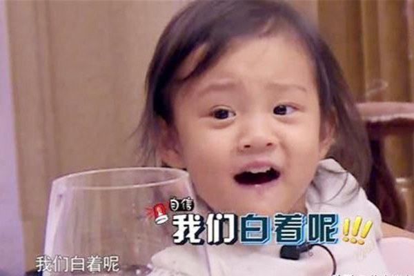 贾乃亮40岁生日晒父女合照甜馨送爸爸特制奖杯世界上好爸爸