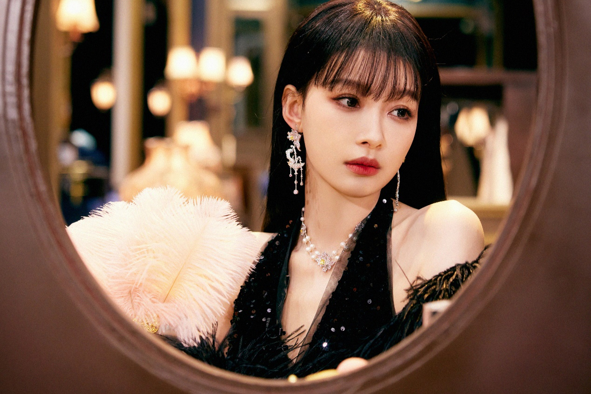 一袭黑色礼服配上黑长直刘海,瞬间彰显出无与伦比的御姐气质.