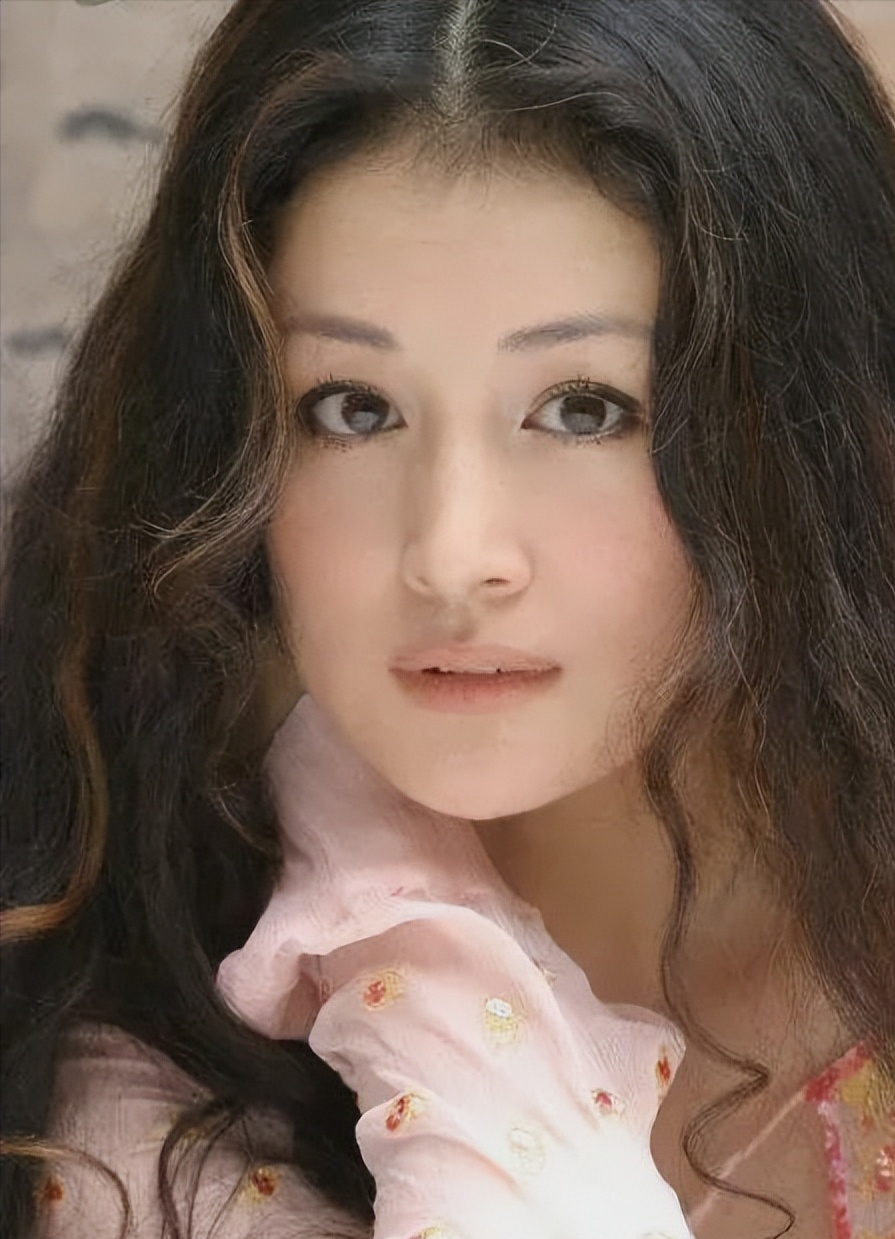 回顾于月仙丈夫清明祭拜亡妻墓前跟亡妻谈心摆满鲜花和照片