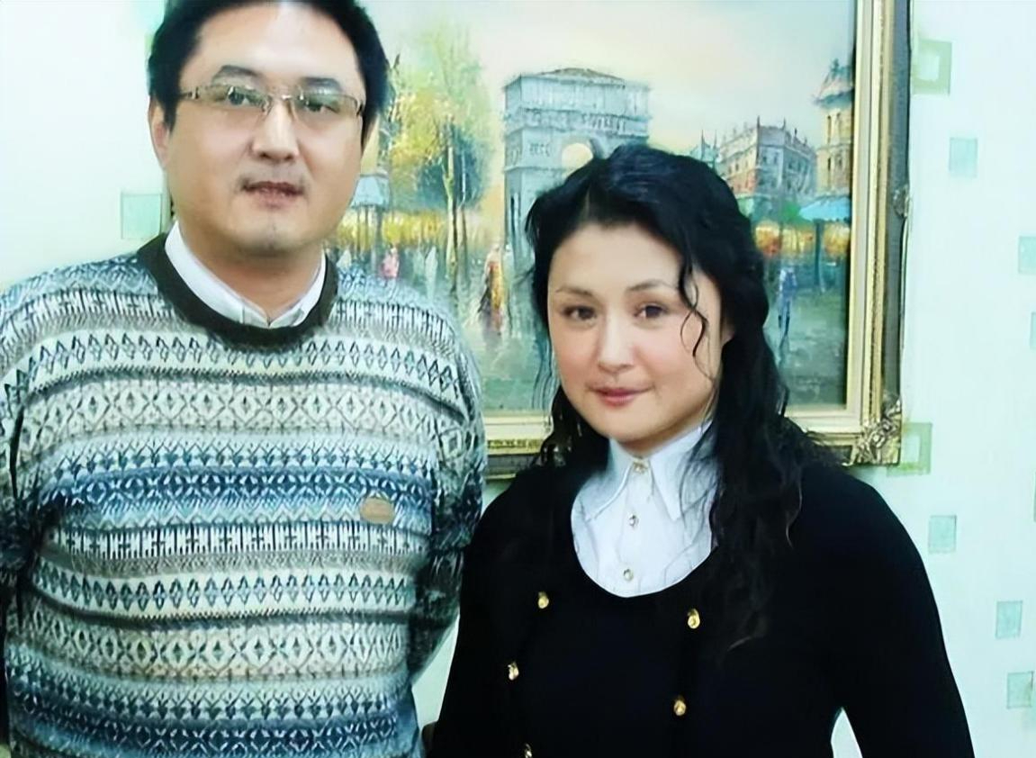 回顾于月仙丈夫清明祭拜亡妻墓前跟亡妻谈心摆满鲜花和照片