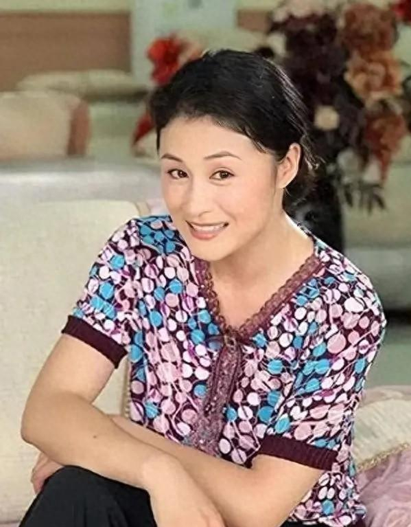 回顾于月仙丈夫清明祭拜亡妻墓前跟亡妻谈心摆满鲜花和照片