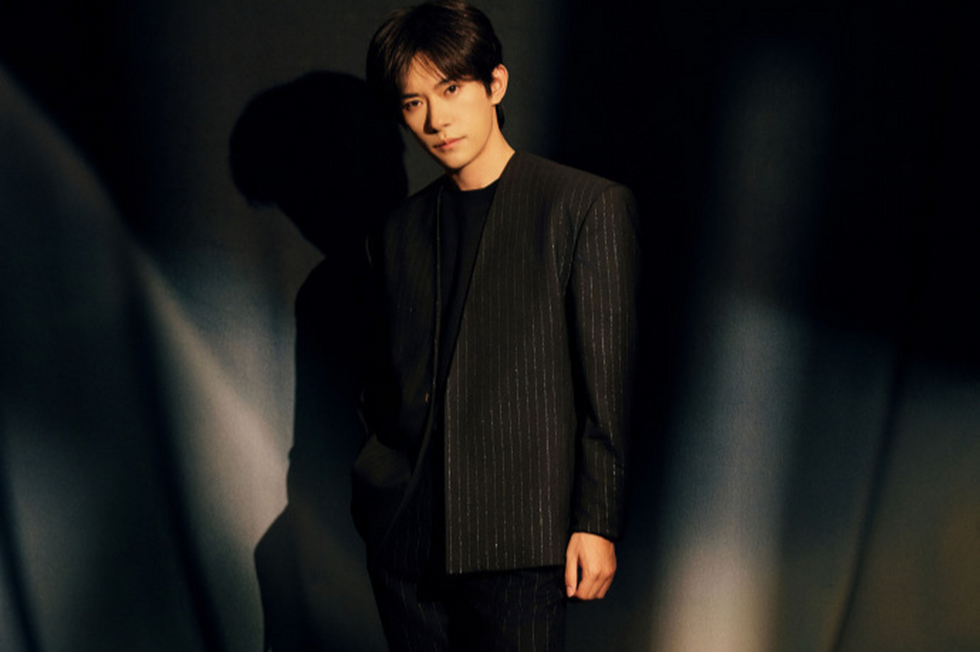 易烊千玺竖纹西装惊艳亮相,成熟魅力爆表!时尚界为之疯狂点赞91.