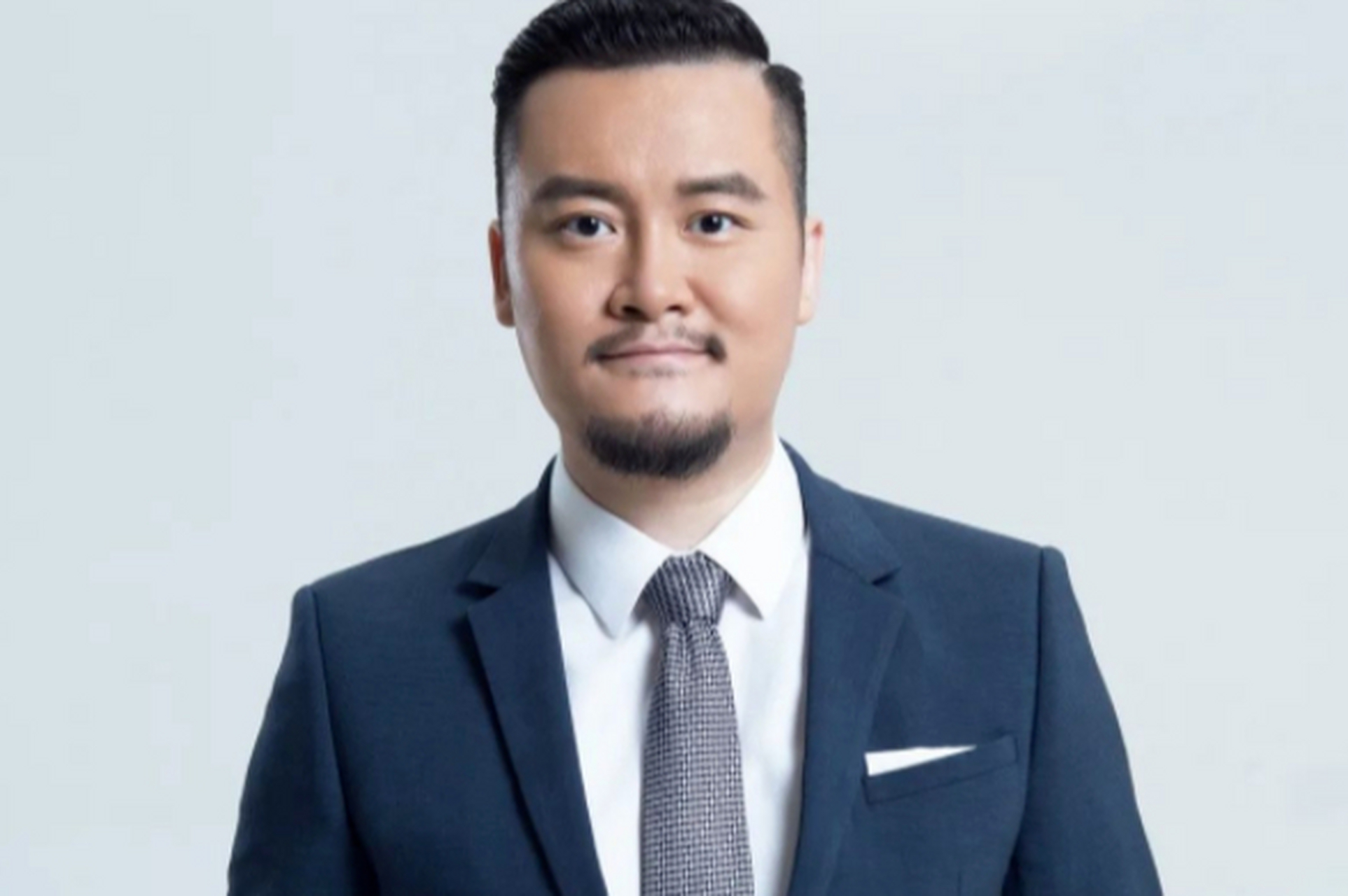 贺炜是知名体育解说评论员,被誉为"足球诗人".