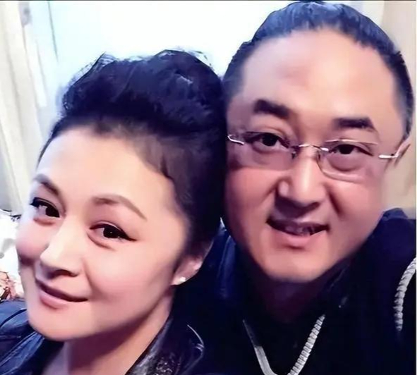 回顾于月仙丈夫清明祭拜亡妻墓前跟亡妻谈心摆满鲜花和照片