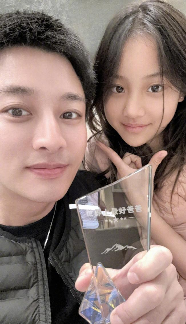 贾乃亮40岁生日晒父女合照甜馨送爸爸特制奖杯世界上好爸爸