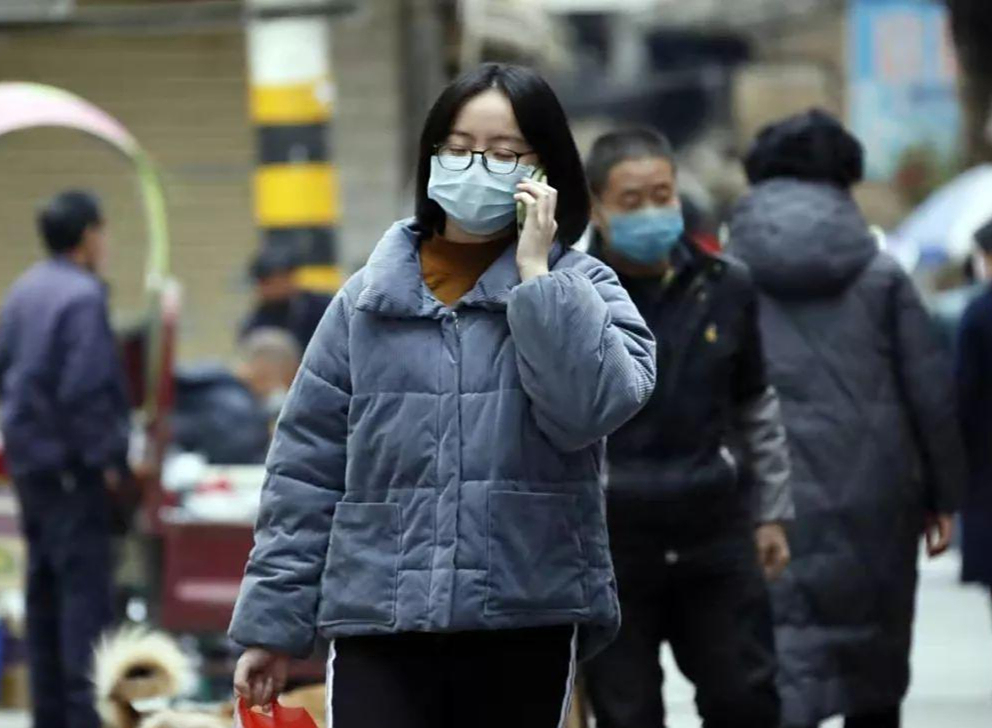 在疫情之前,戴口罩的人在大街上还显得格外"突出".