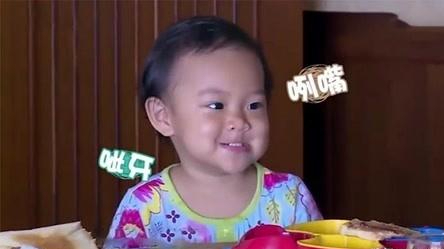 贾乃亮40岁生日晒父女合照甜馨送爸爸特制奖杯世界上好爸爸