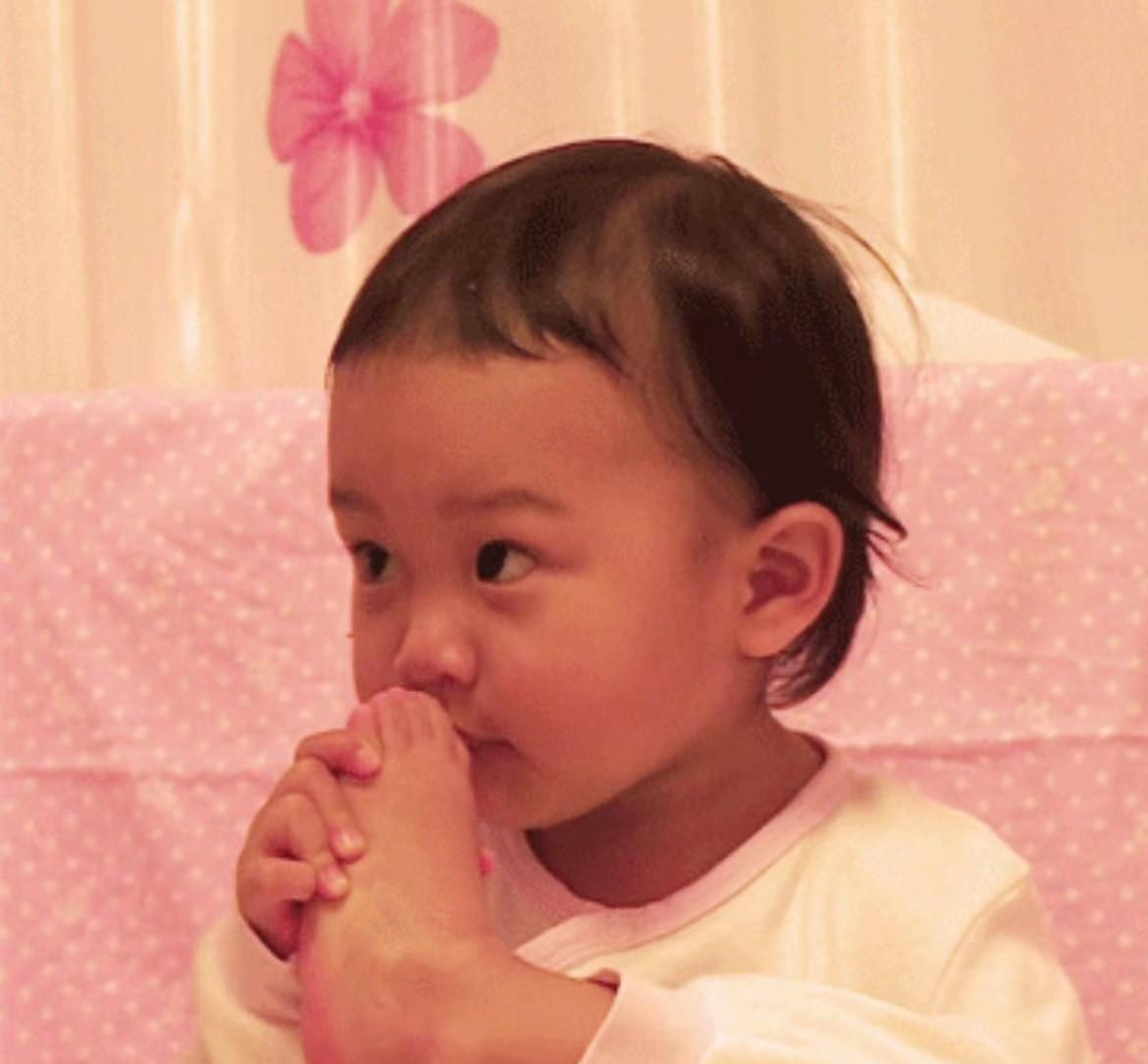 贾乃亮40岁生日晒父女合照甜馨送爸爸特制奖杯世界上好爸爸