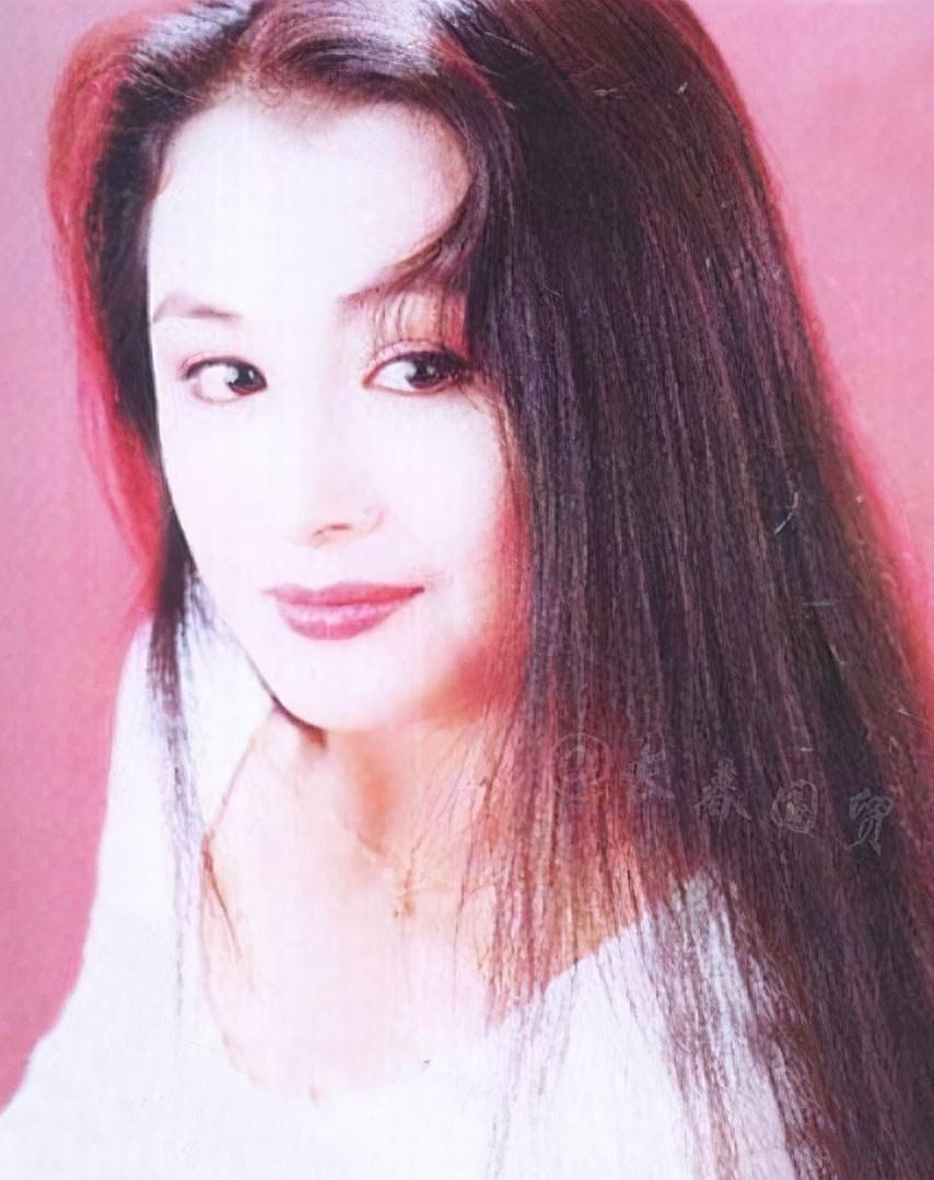 回顾于月仙丈夫清明祭拜亡妻墓前跟亡妻谈心摆满鲜花和照片