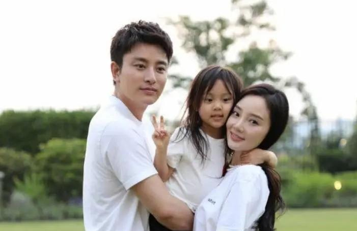 贾乃亮40岁生日晒父女合照甜馨送爸爸特制奖杯世界上好爸爸