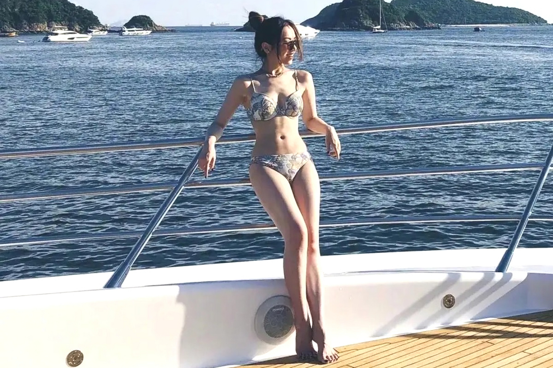 邓紫棋海边比基尼泳.