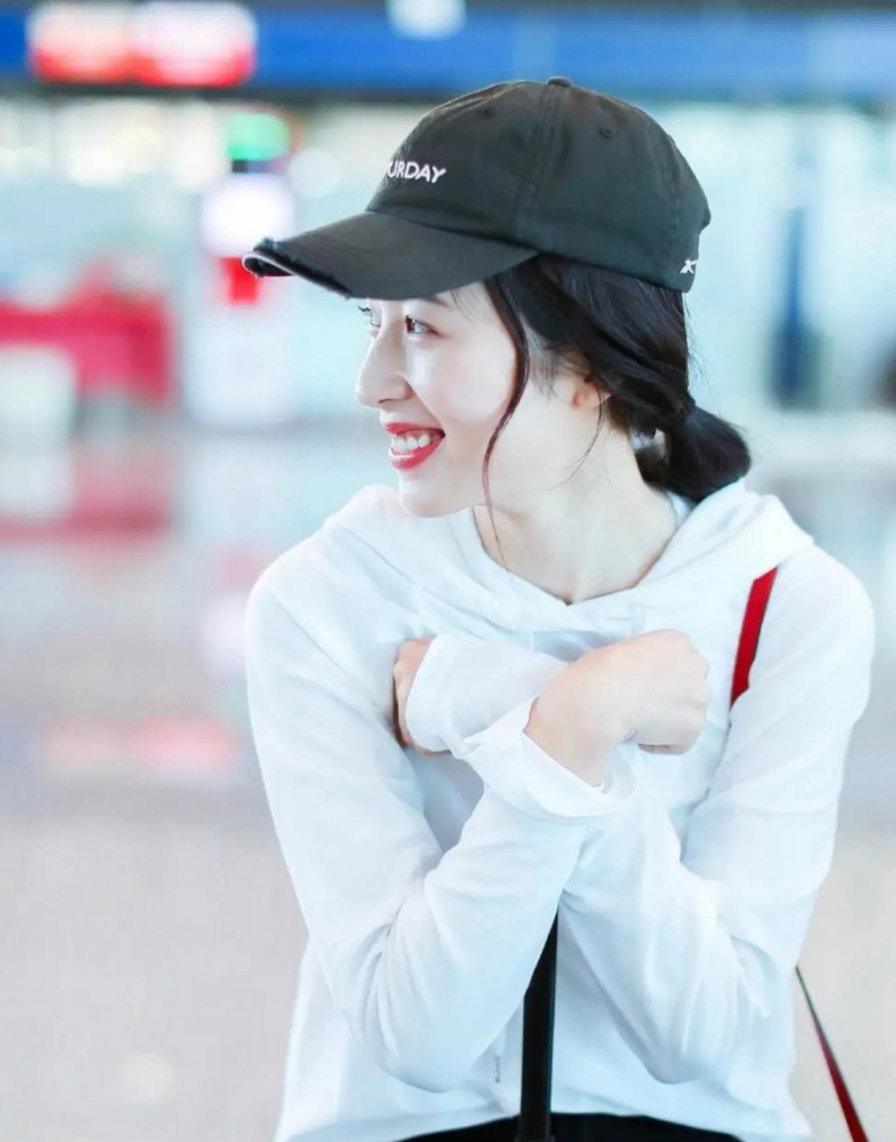 周雨彤的机场穿搭好简约,白色上衣配黑裤,简单大方,清纯俏丽,笑起来又
